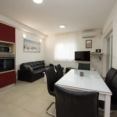 Miss Tina Apartman *