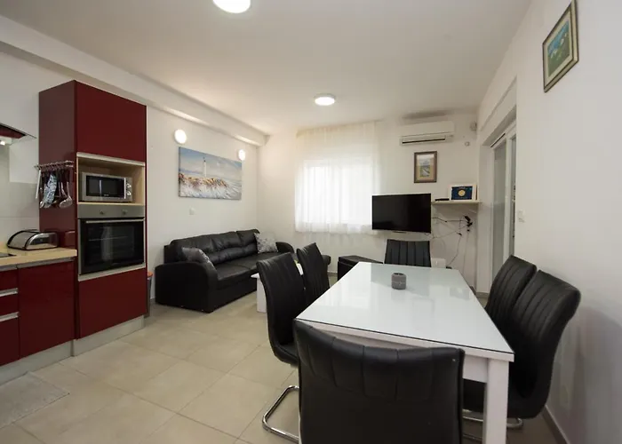 Miss Tina Apartman *